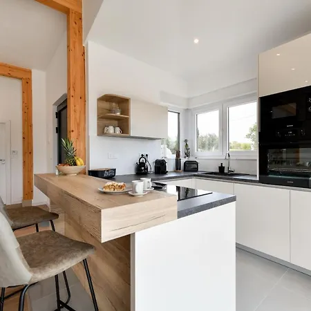 Wonderful House Bruno With Heated Pool Villa